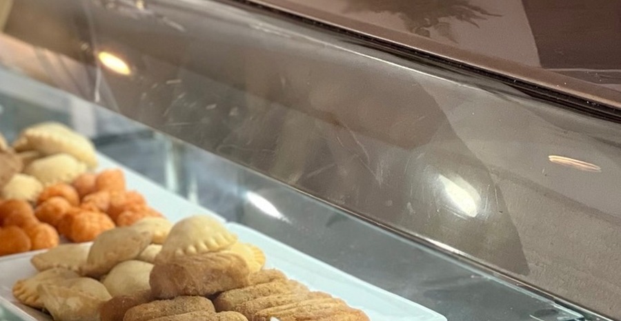 Bandejas con dulces y masas recién horneadas en la vitrina